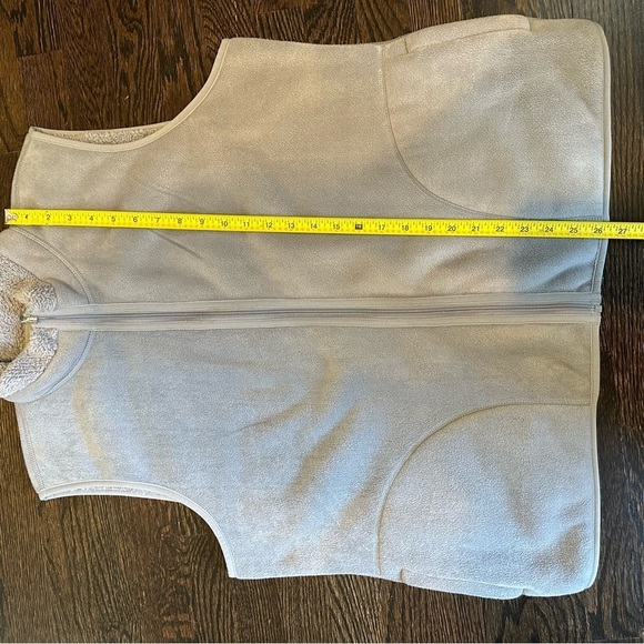 GRAY REVERSABLE VEST FAUX FUR COLLAR & HEMLINE/ FAUX FUR ON REVERSE SIDE SIZE XL - Picture 9 of 10